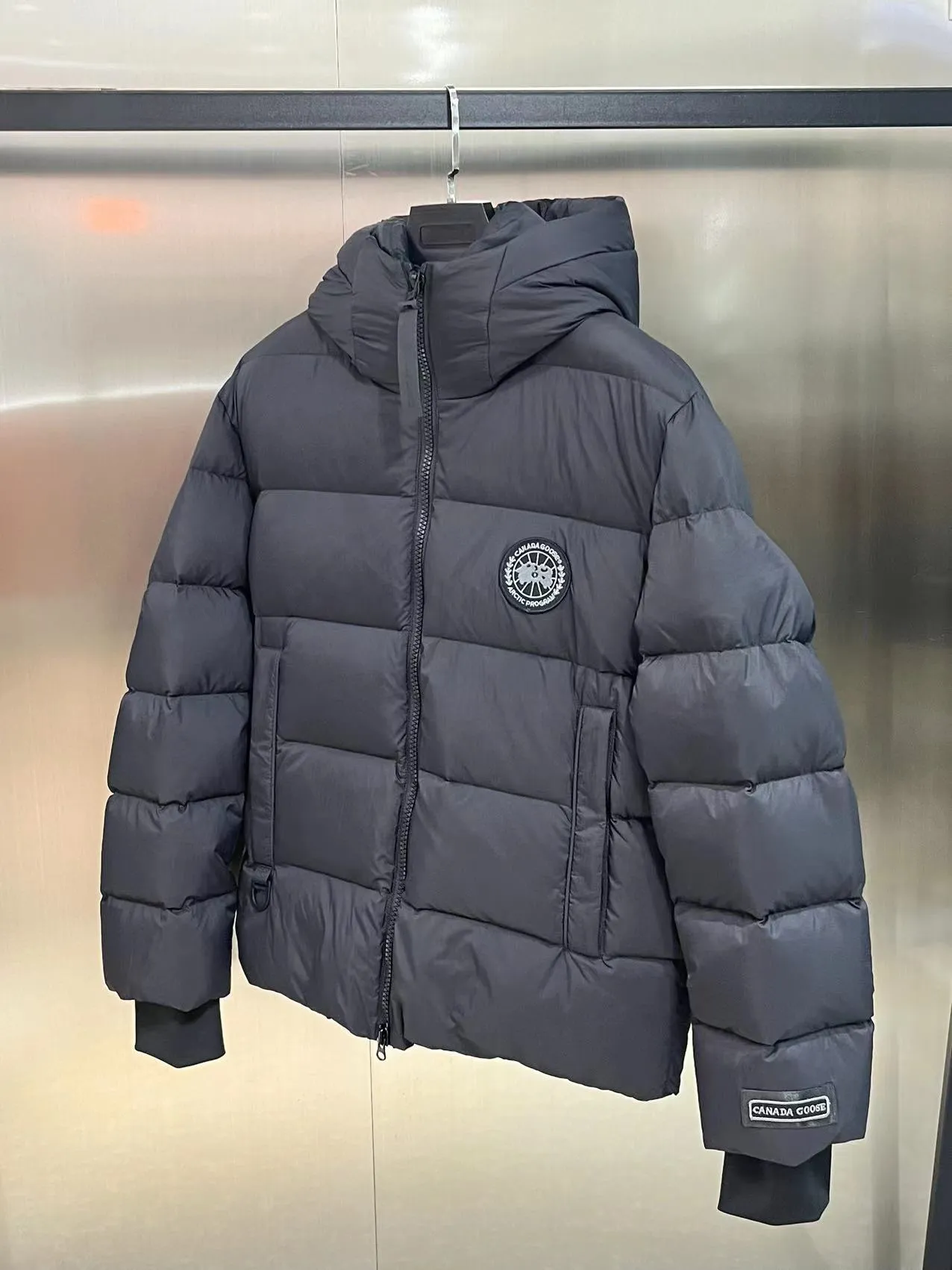 P940 2️⃣0️⃣2️⃣4️⃣The latest Canada goose black label down jacket. The goose black label down jacket is a must-have in the outerwear industry! The latest designer styles! The goose down jacket has always been a popular element of fashion and is loved by experts from all walks of life! Fashionable hooded cut, high-end customer-supplied fine goose down, high resilience, smooth zipper, strong and firm. Pockets on both sides can store small items, free your hands, and you can go out without worries. It can also meet the need of putting your hands in your pockets👏👏Produced by Big Goose, it can be used as a group uniform by many celebrities. This down jacket uses a double-layer anti-down lining design, which has strong windproof performance and will be very warm in winter! New standard 90% goose down filling, high fluffiness, windproof hooded design. When walking outdoors, pull the collar to the highest position, put your hands in the pockets and it will be very warm. It can be easily controlled by all body types! The interior is equipped with an elastic snow skirt design for better wrapping. The simple and neat style design highlights the masculine temperament. The impeccable style is classic and never goes out of style. It is warm and practical, and it is versatile! You can enter with your eyes closed!  Size: XS-XXL Color: black gray